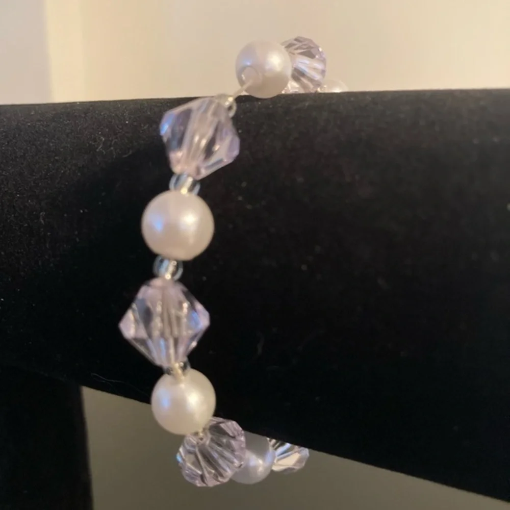 Pearly and clear beaded stretchy bracelet